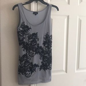 Size 4 gray sleeveless shirt.